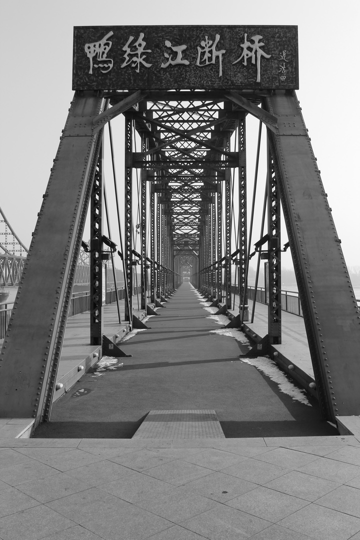 - Brücke zum Nachbarn / Grenzstadt Dandong -