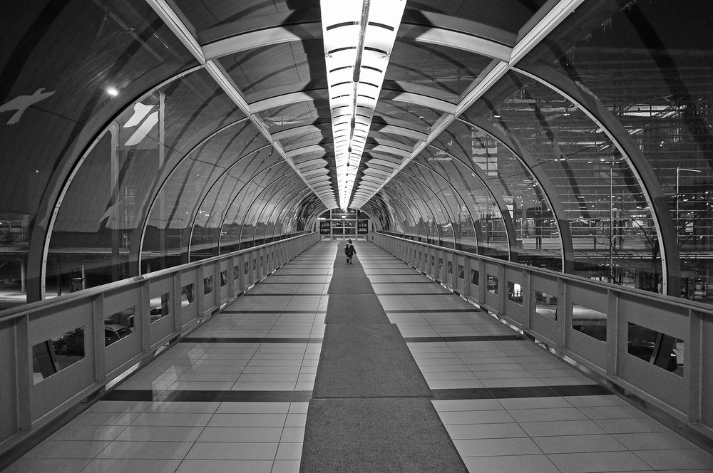 Brücke zum Parkdeck am dresdner Flughafen