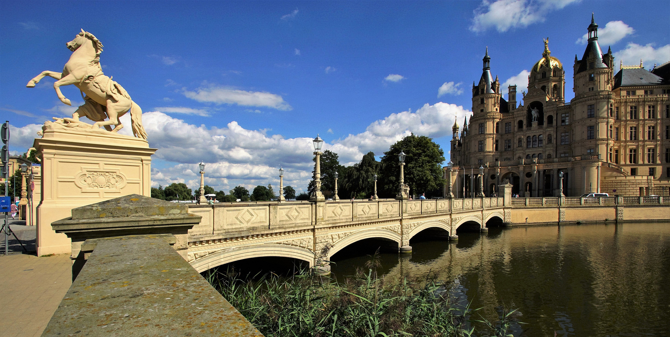 Brücke zum Schloss...