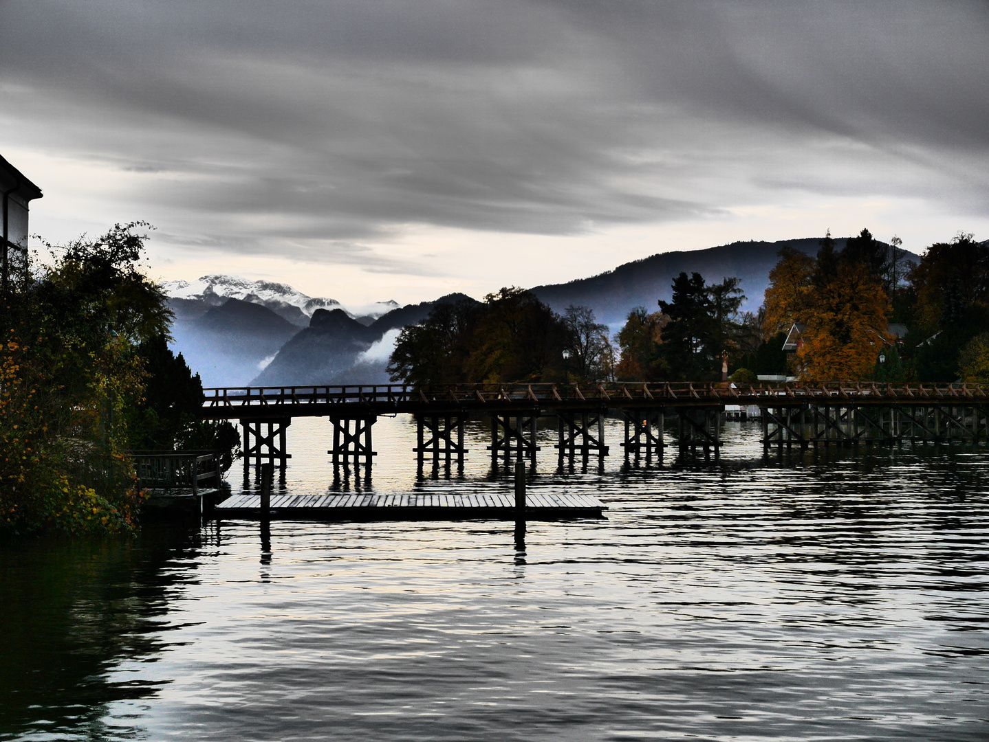 Brücke zum Schloss Orth im Traunsee