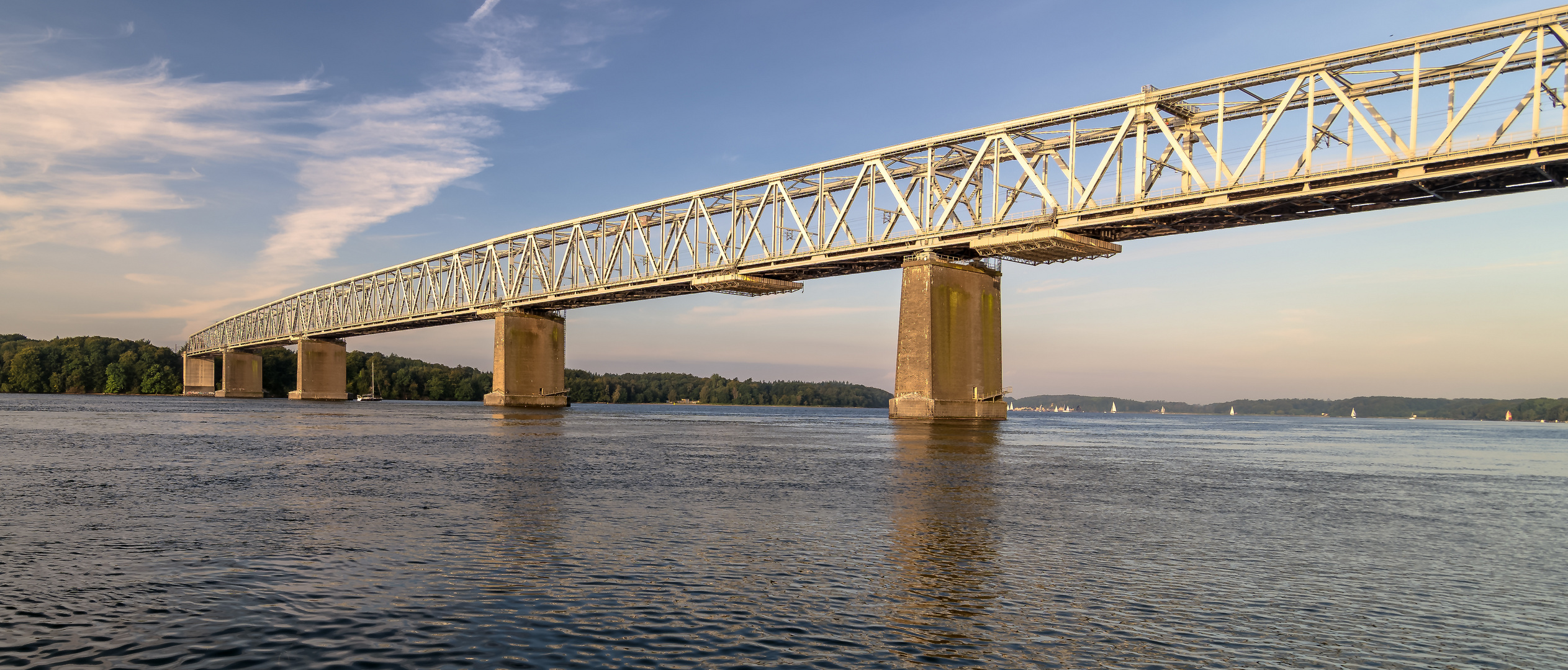 ***      brücke zur .........        ***