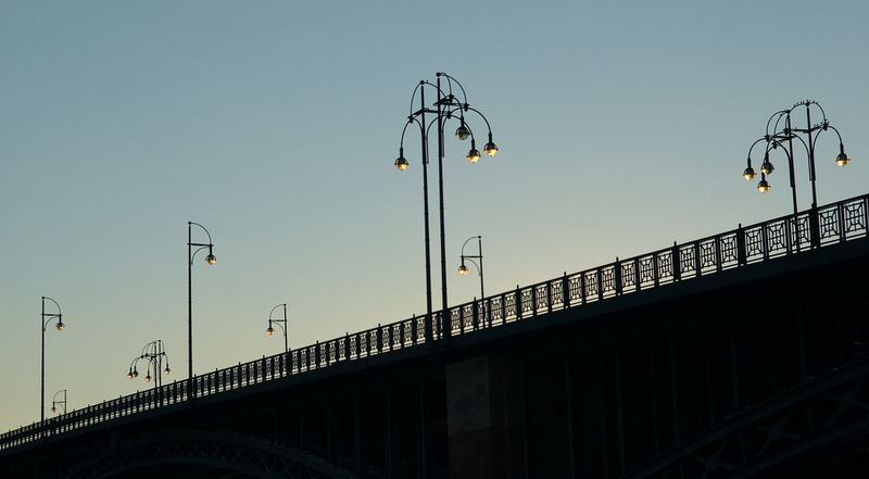 Brücke zur Dämmerung