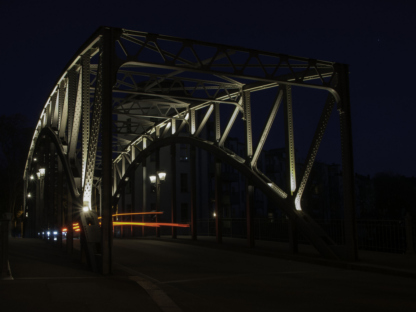 Brücke zur dunkelblauen Stunde