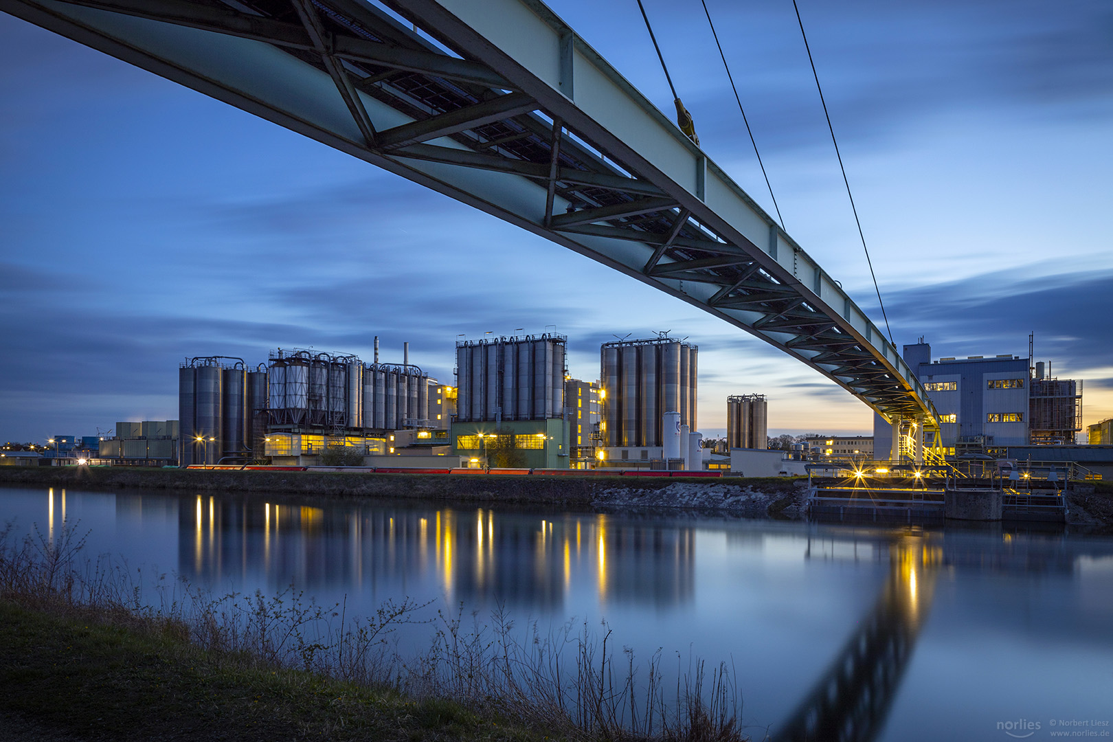 Brücke zur Industrieanlage