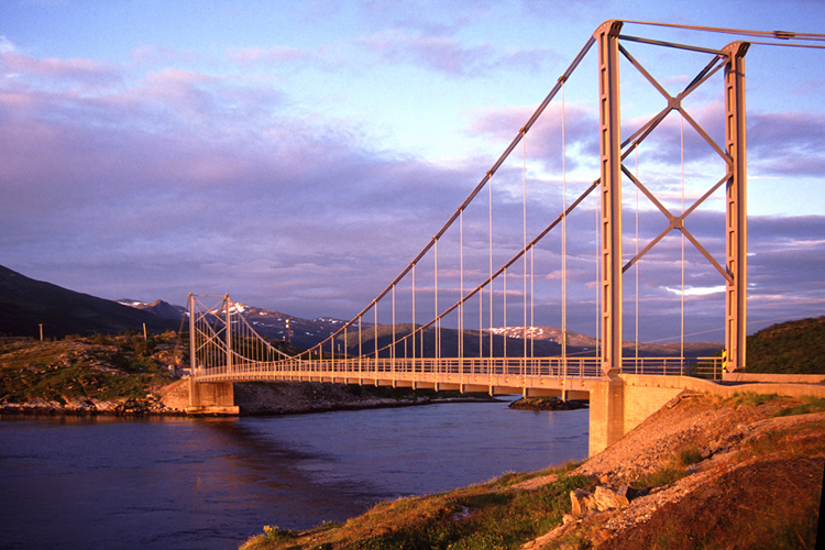 Brücke zur Insel Senja im Abendlicht