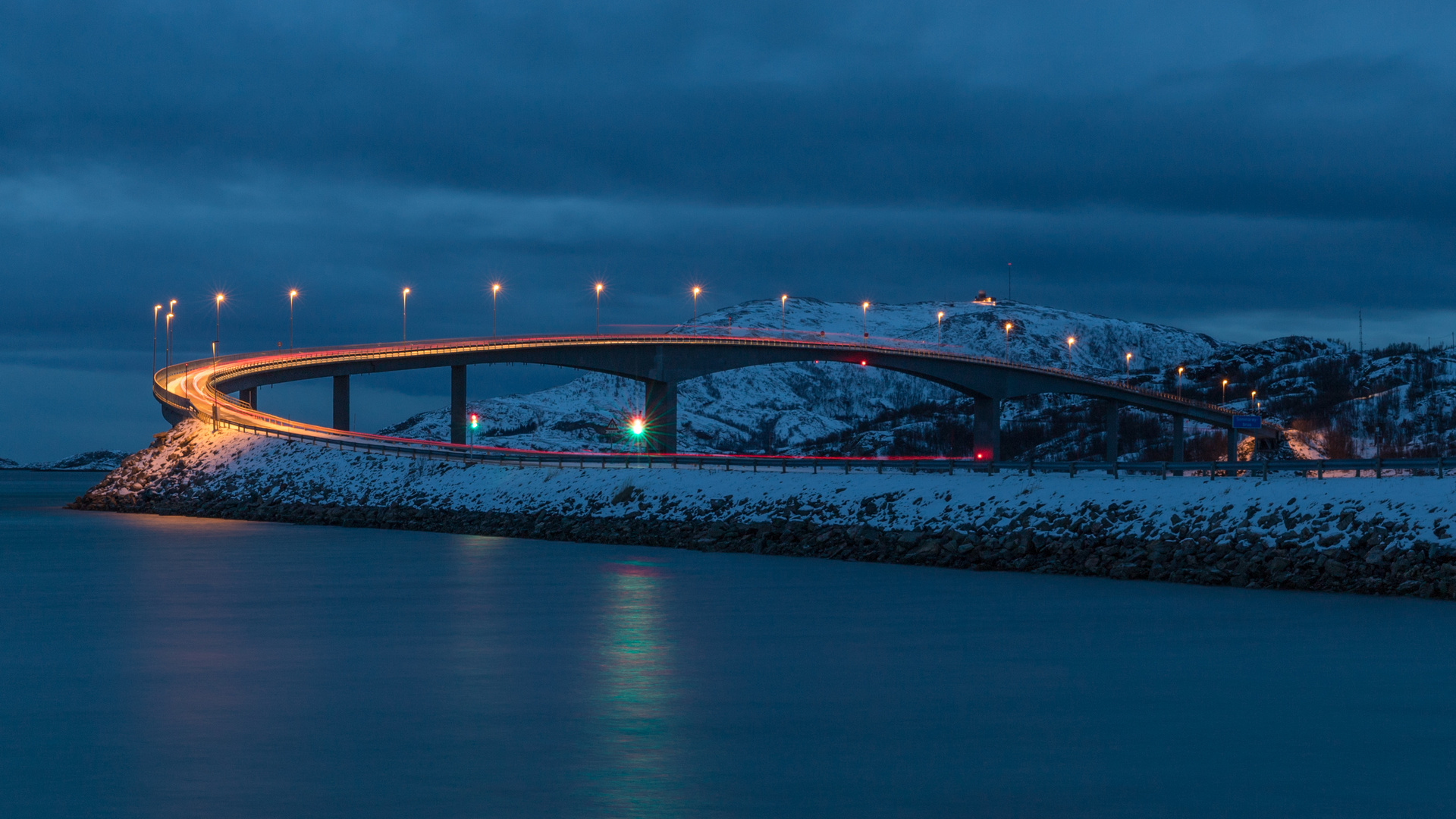 Brücke zur Insel Sommarøya (Norwegen) im Abendlicht