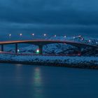 Brücke zur Insel Sommarøya (Norwegen) im Abendlicht