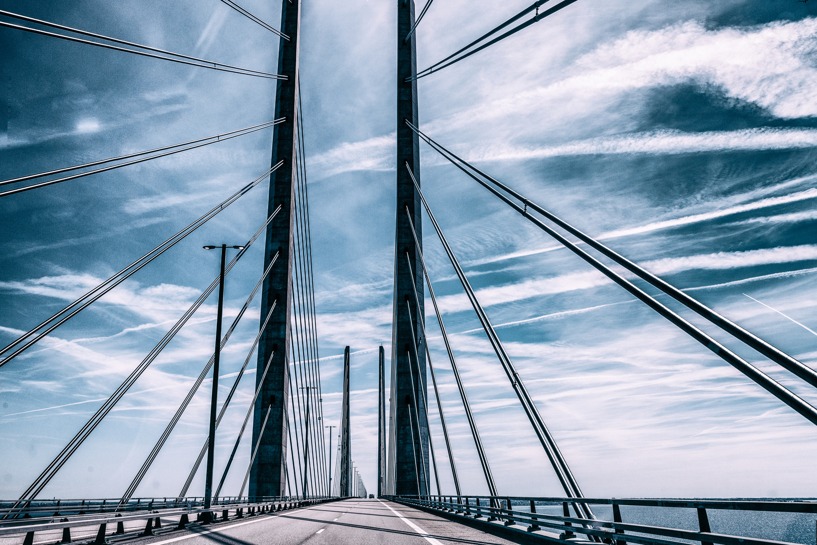 Brücke zwischen zwei Ländern