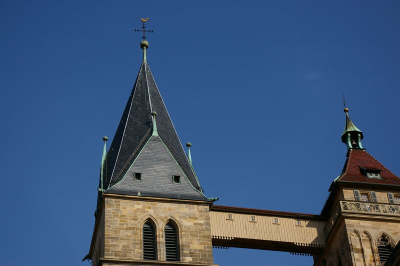 Brücke zwischen zwei Türmen