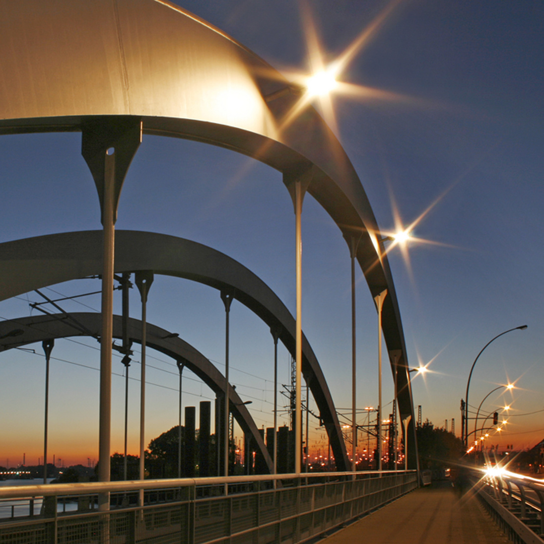 Brücken am Spreehafen am Sonnenuntergang