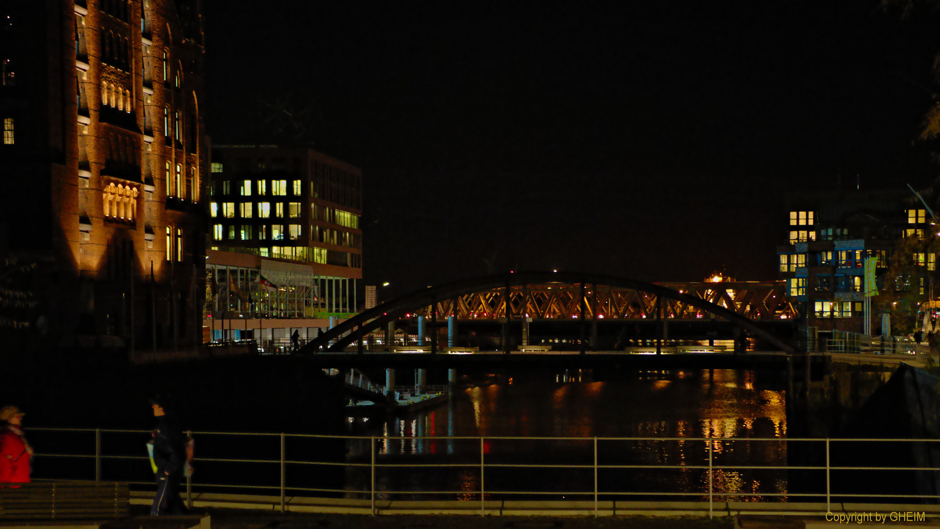 Brücken bei Nacht in Hamburg