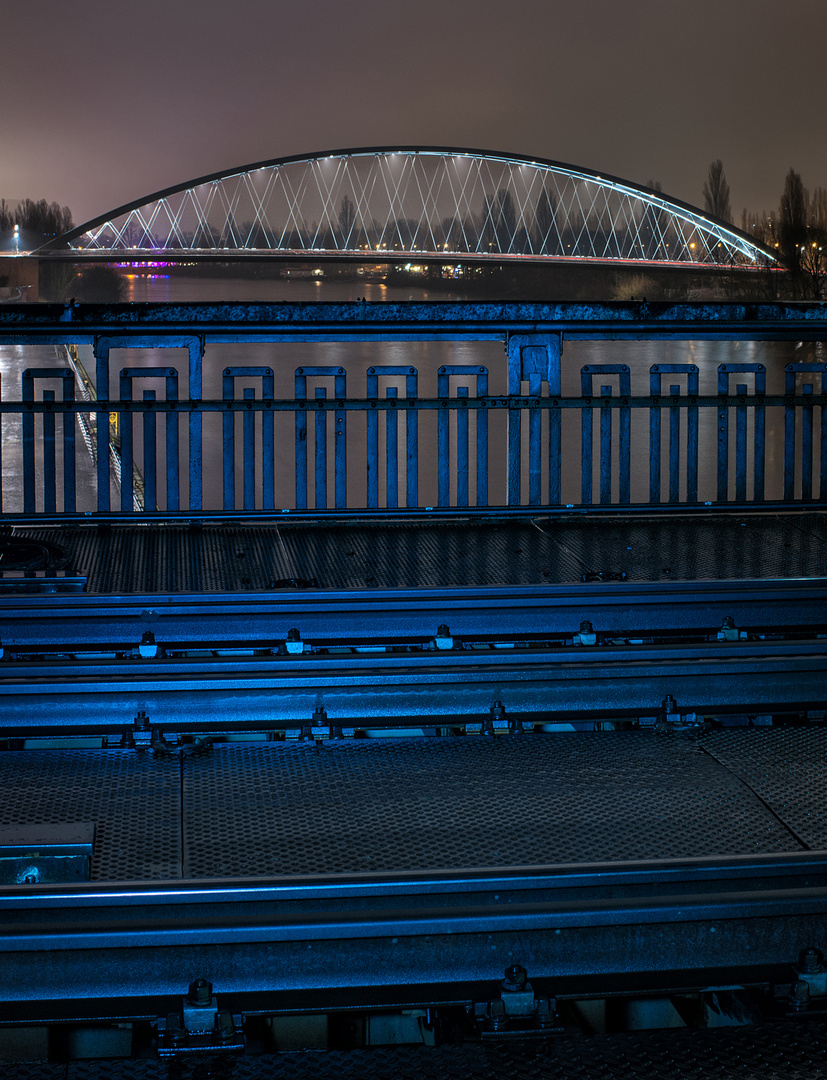 Brücken im blauen Licht