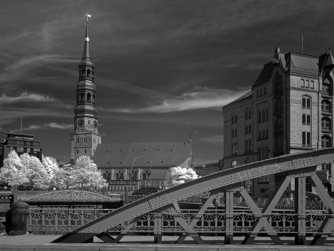 Brücken in Hamburg mit Katharinenkirche.