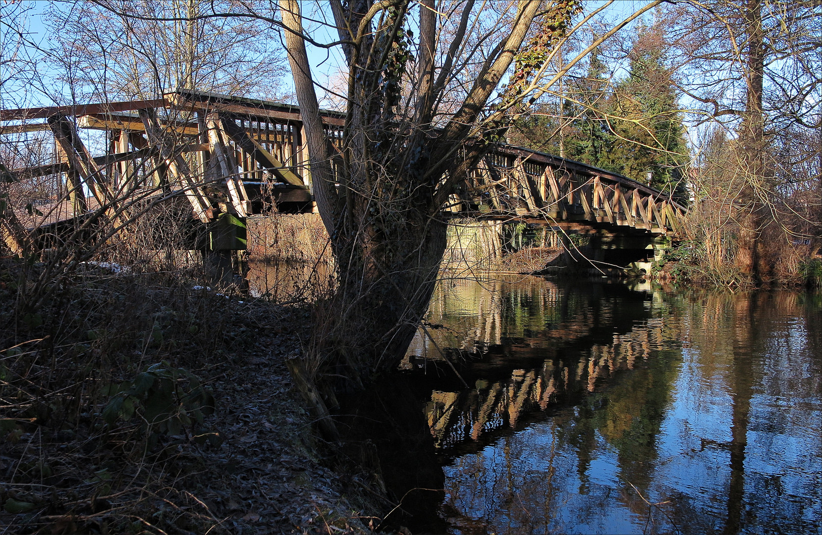 Brücken-Spiegelung in der Schwentine nähe Bad Malente