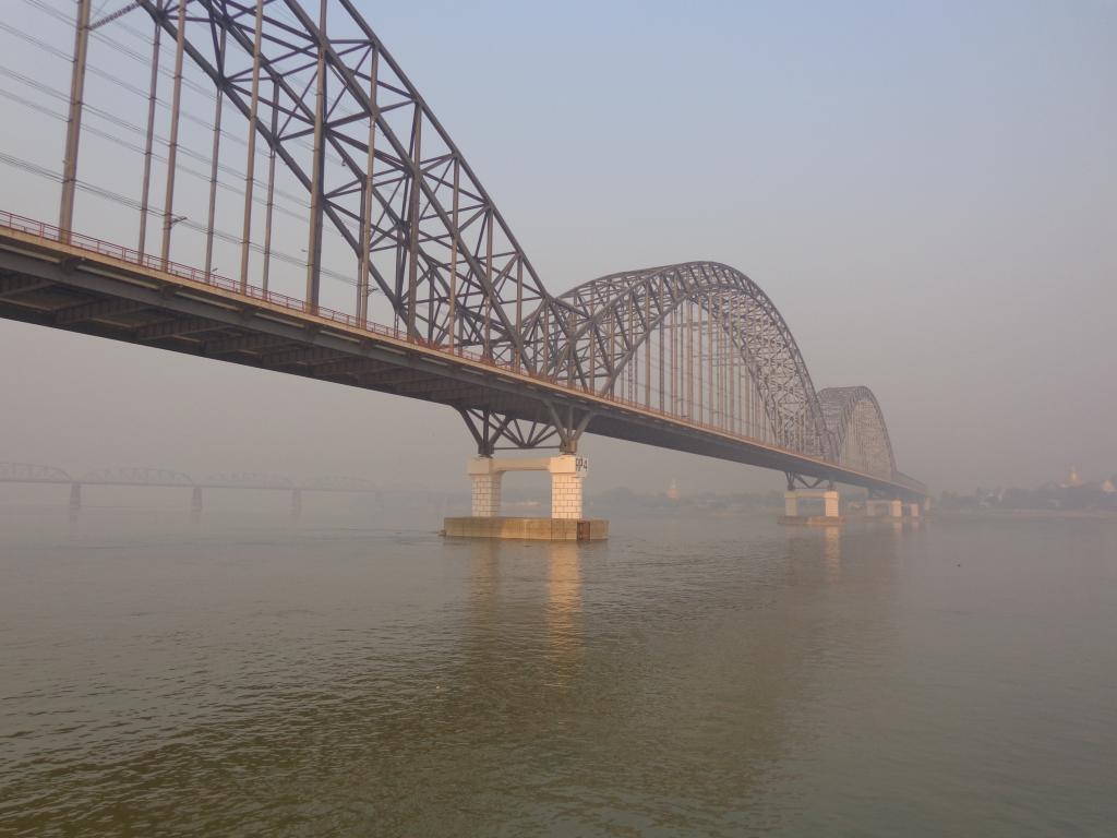 Brücken über den Ayeyarwady-Fluss bei Mandalay (Myanmar)