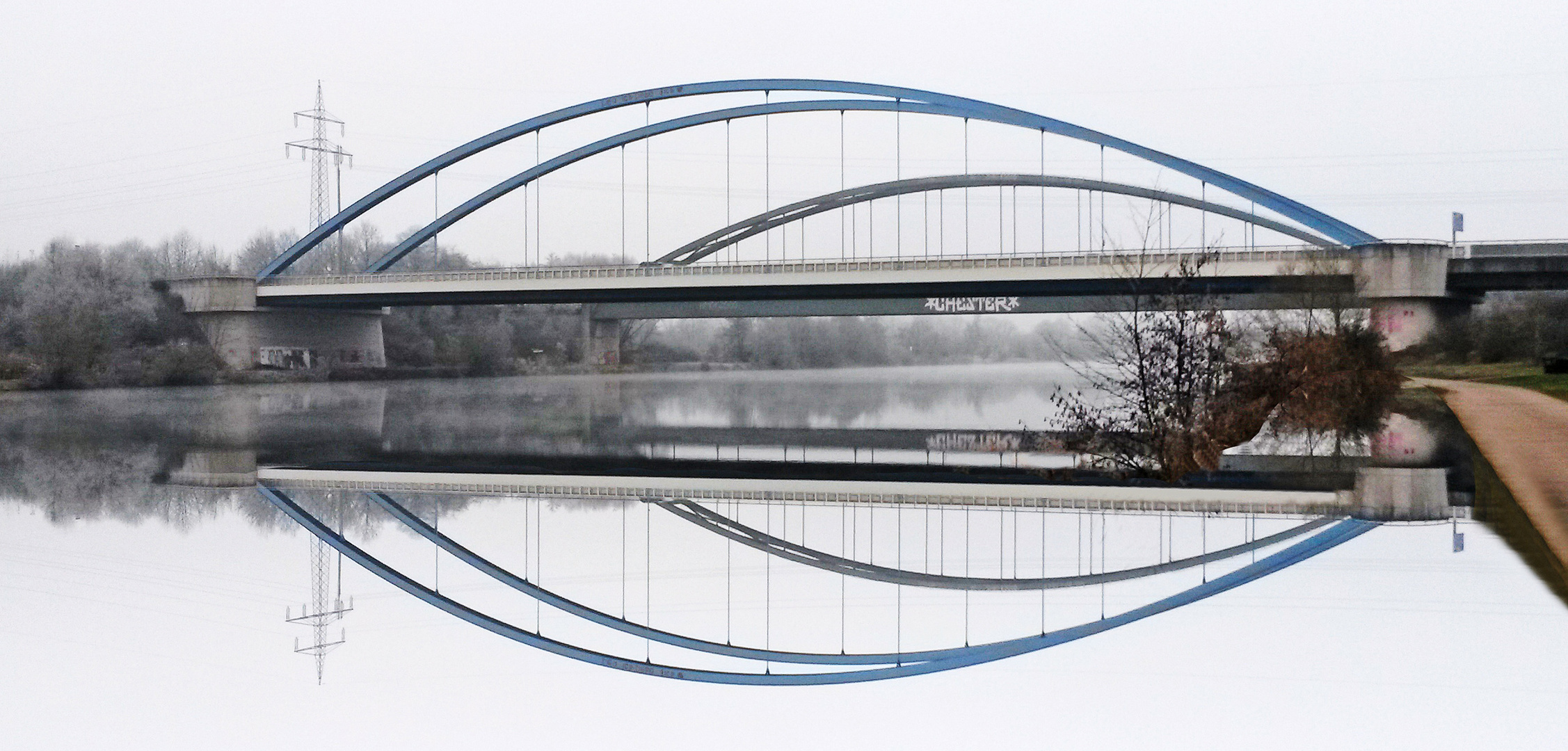 Brücken über die Saar spiegeln sich im Fluss