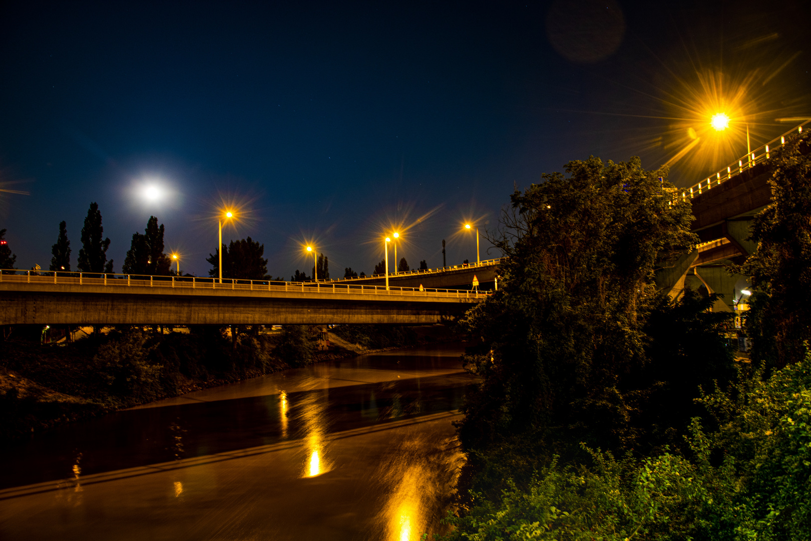 Brücke(n) über ruhiges Wasser