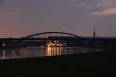 Brücken verbinden auch bei Nacht