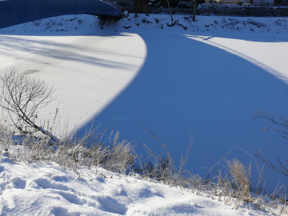 Brückenabbild auf zugefrorenem Fluss (bei -12 Grad)