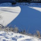 Brückenabbild auf zugefrorenem Fluss (bei -12 Grad)