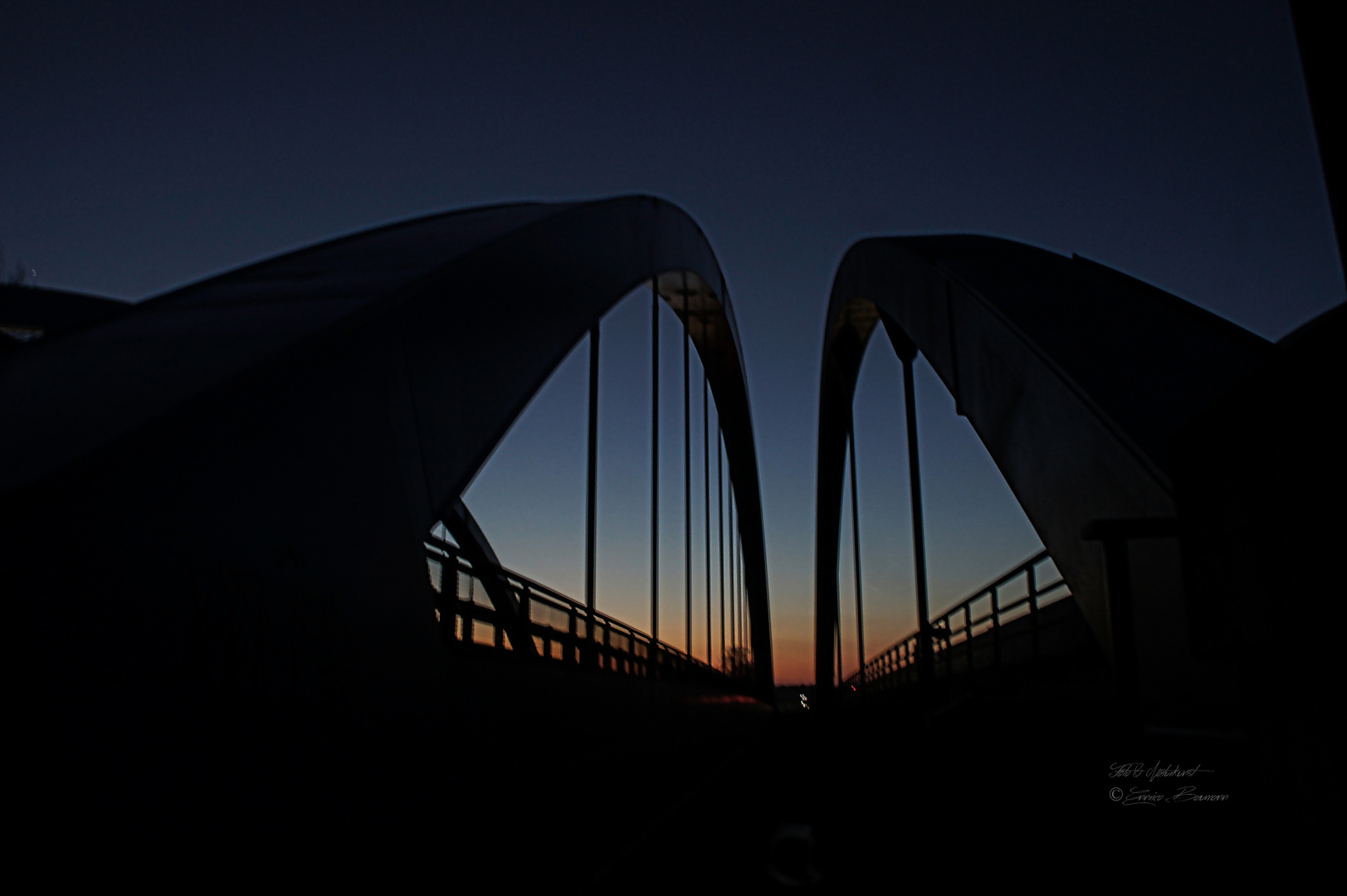 Brückenansicht zur Blauen Stunde