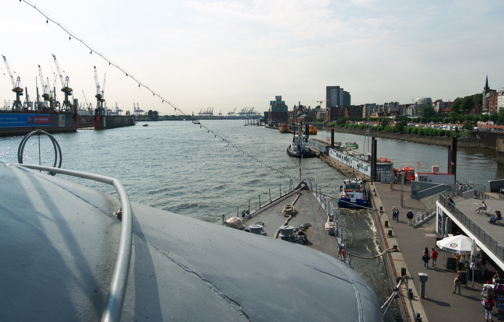 Brückenaussicht auf den Hamburger Hafen von dem Schulschiff "Brasil"