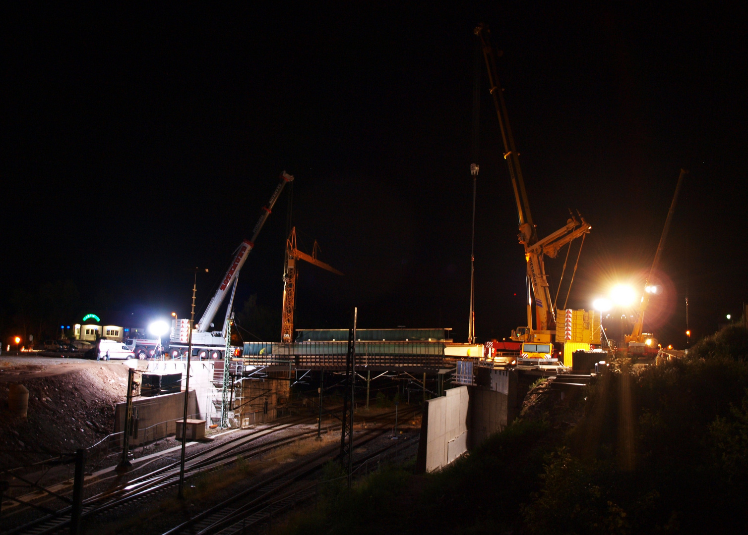Brückenbau bei Nacht