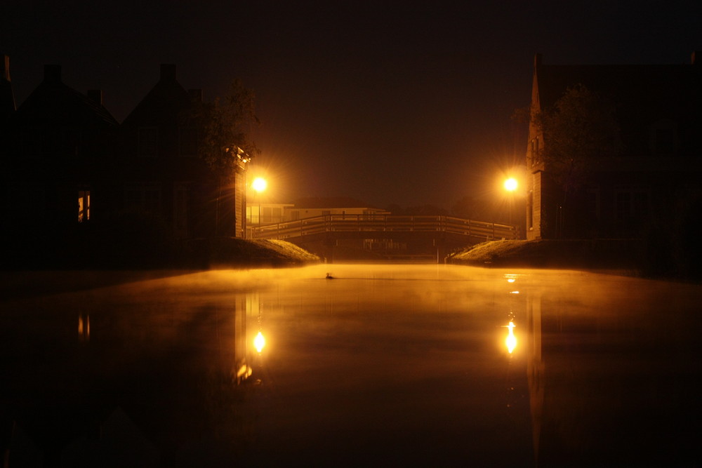 Brückenbau bei Nacht