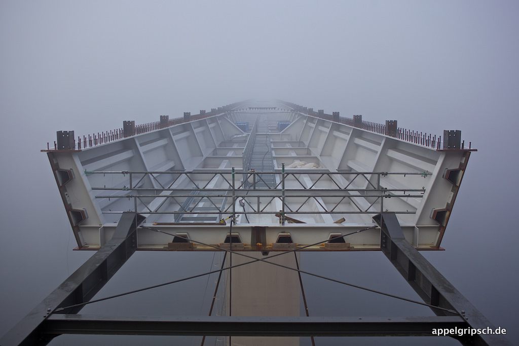 Brückenbau im Nebel
