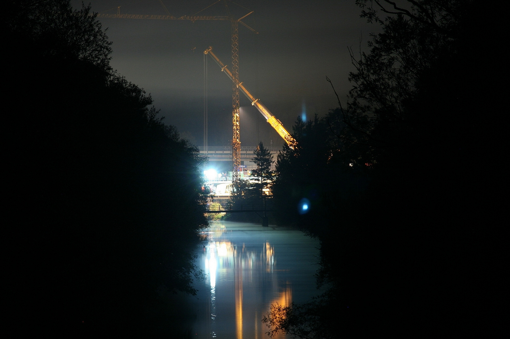 Brückenbaustelle bei Nacht aus der "Ferne"