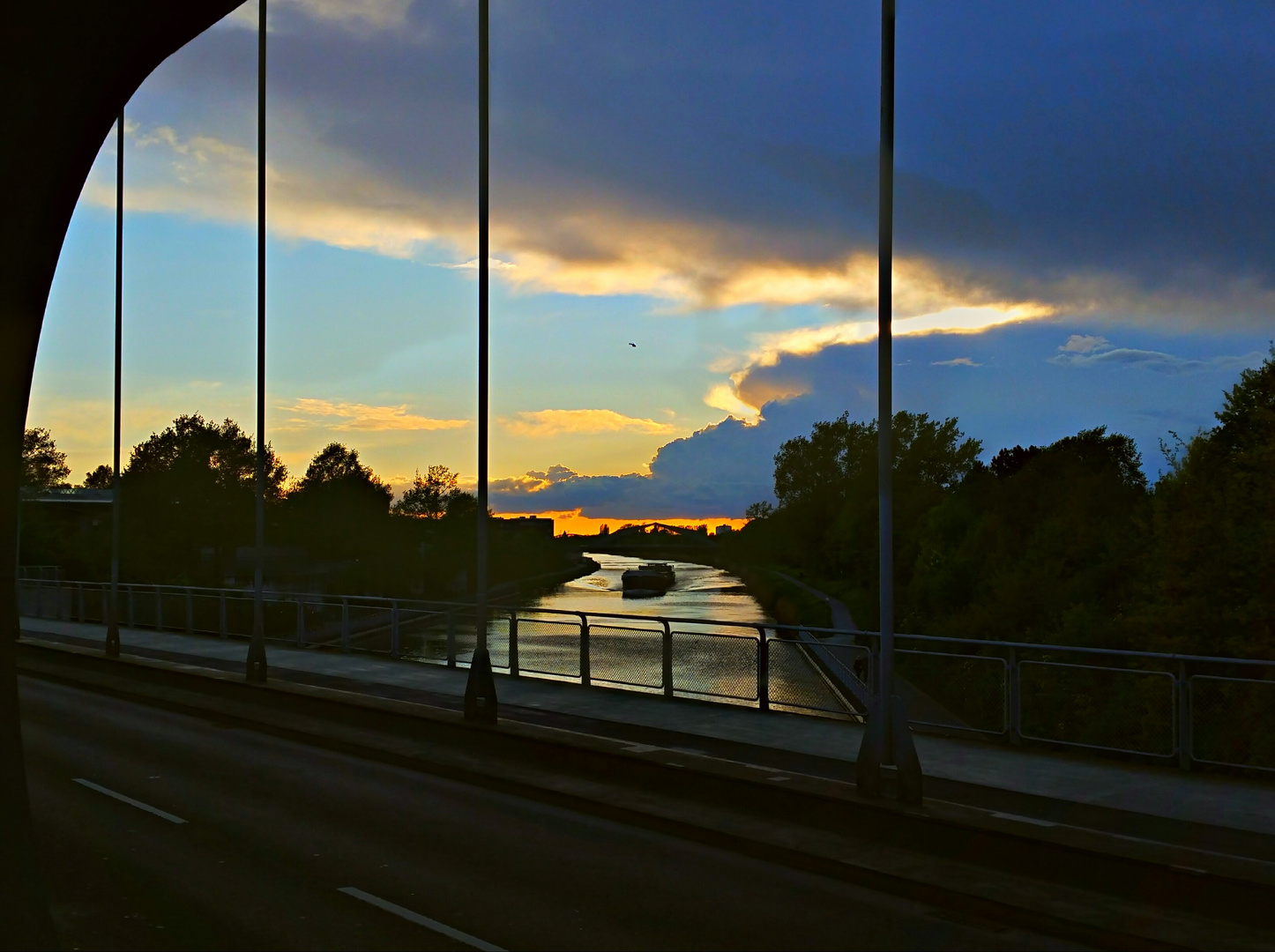 Brückenblick mit Schiff im Sonnenuntergang