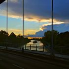 Brückenblick mit Schiff im Sonnenuntergang