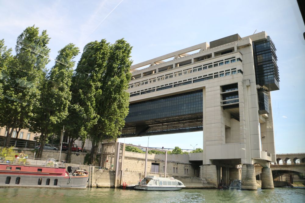 Brückengebäude auf der Seine