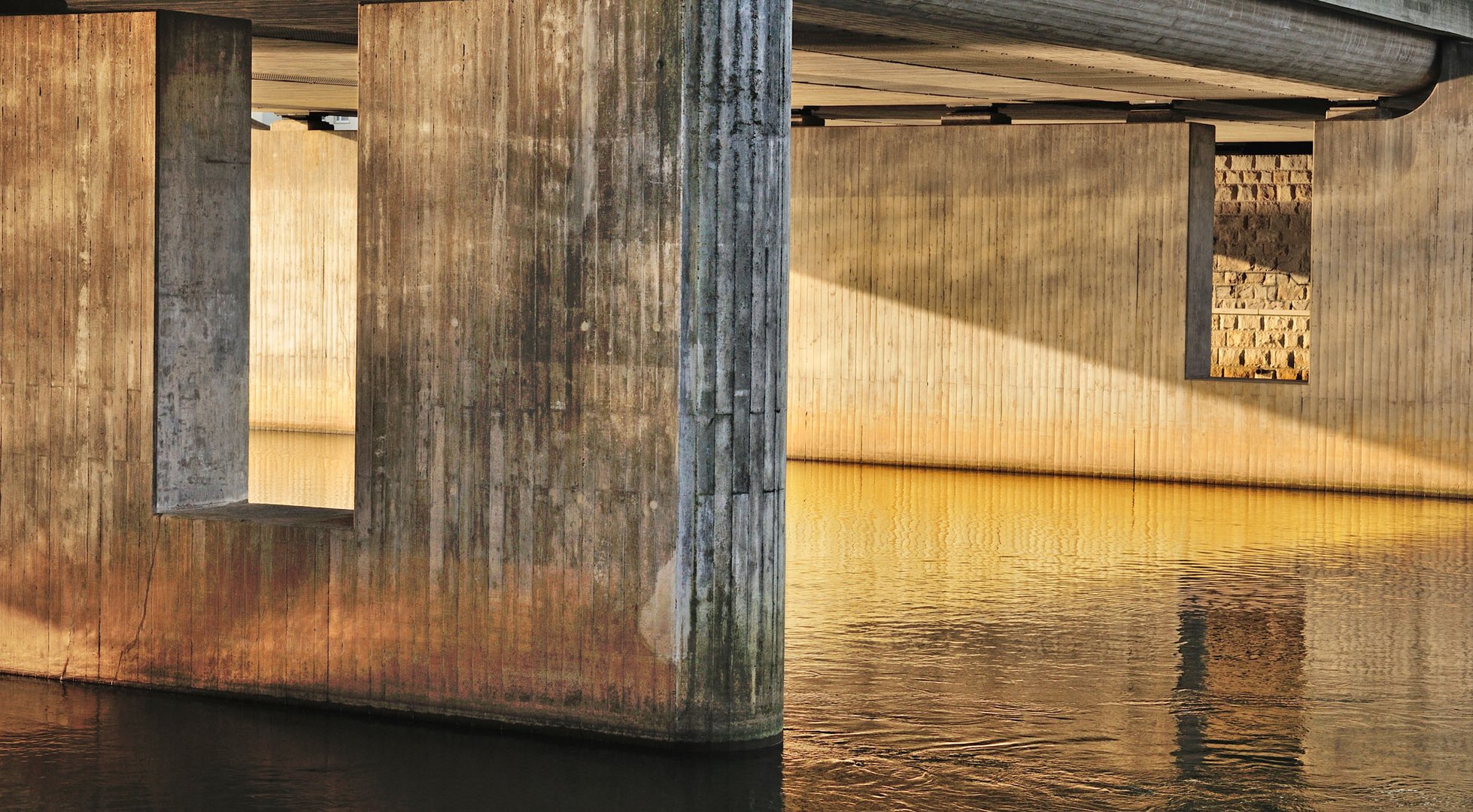 Brückengrafik- Sonne- Wasser - Beton