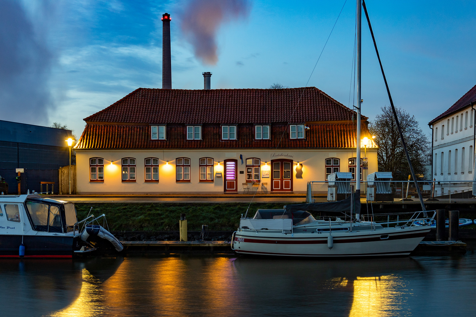 Brückenhaus am Glückstädter Hafen