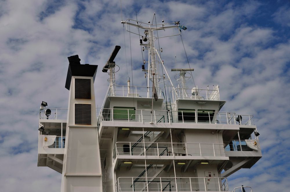 Brückenhaus eines Containerschiffs