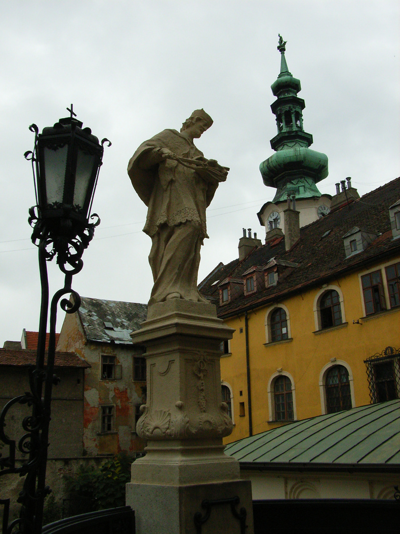 Brückenheiliger mit Laterne am Anfang der Altstadt von Bratislava