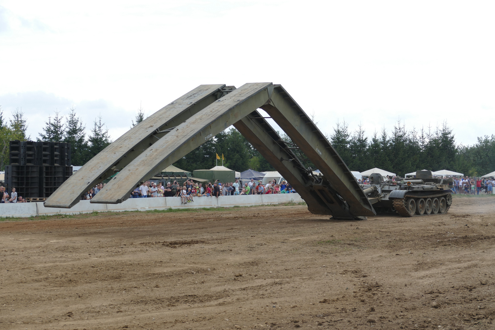 Brückenlegepanzer in Aktion