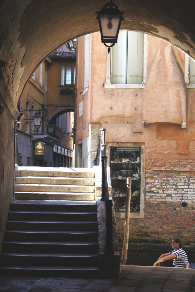 Brückenpassage in Venedig