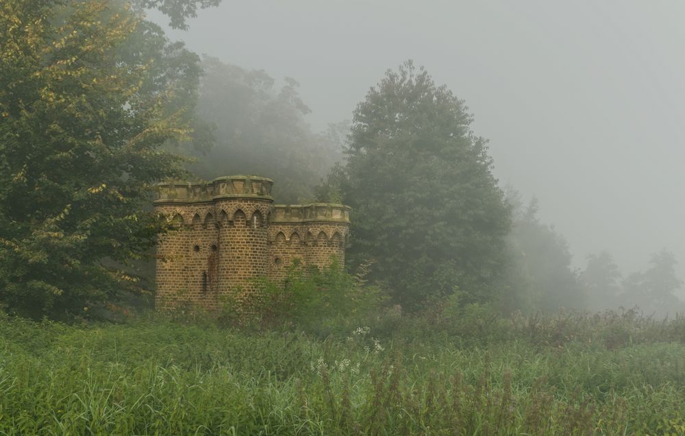 Brückenpfeiler im Nebel