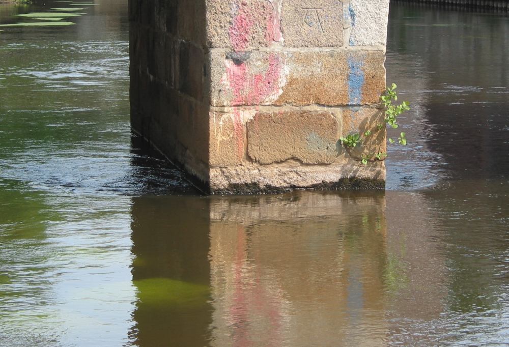 Brückenpfeiler in der Ilmenau