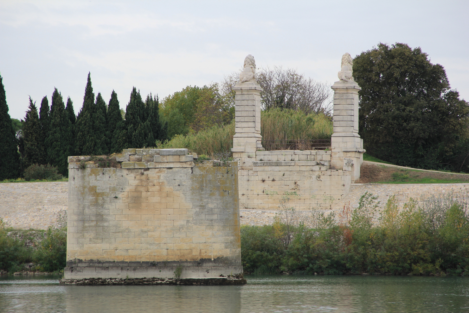 Brückenpfeiler in der Rhone