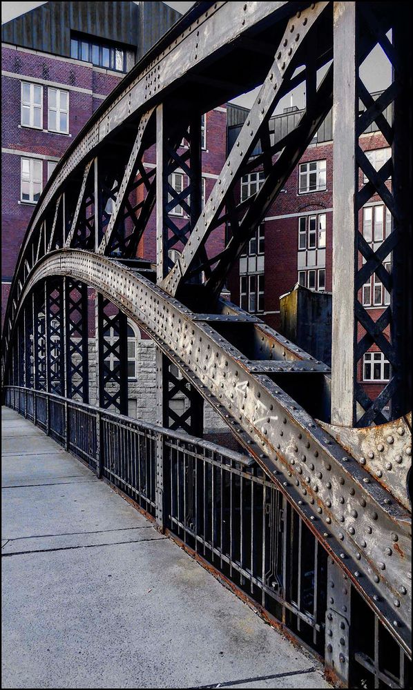 Brückenschlag - Poggenmühlenbrücke Hamburg