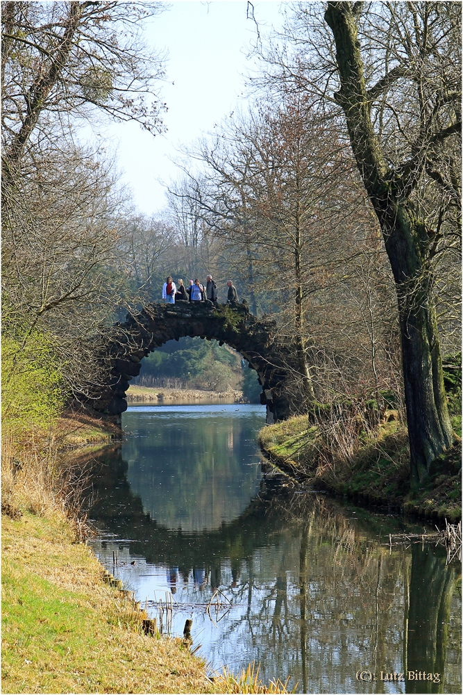 Brückenspiegelung mit Fußgänger