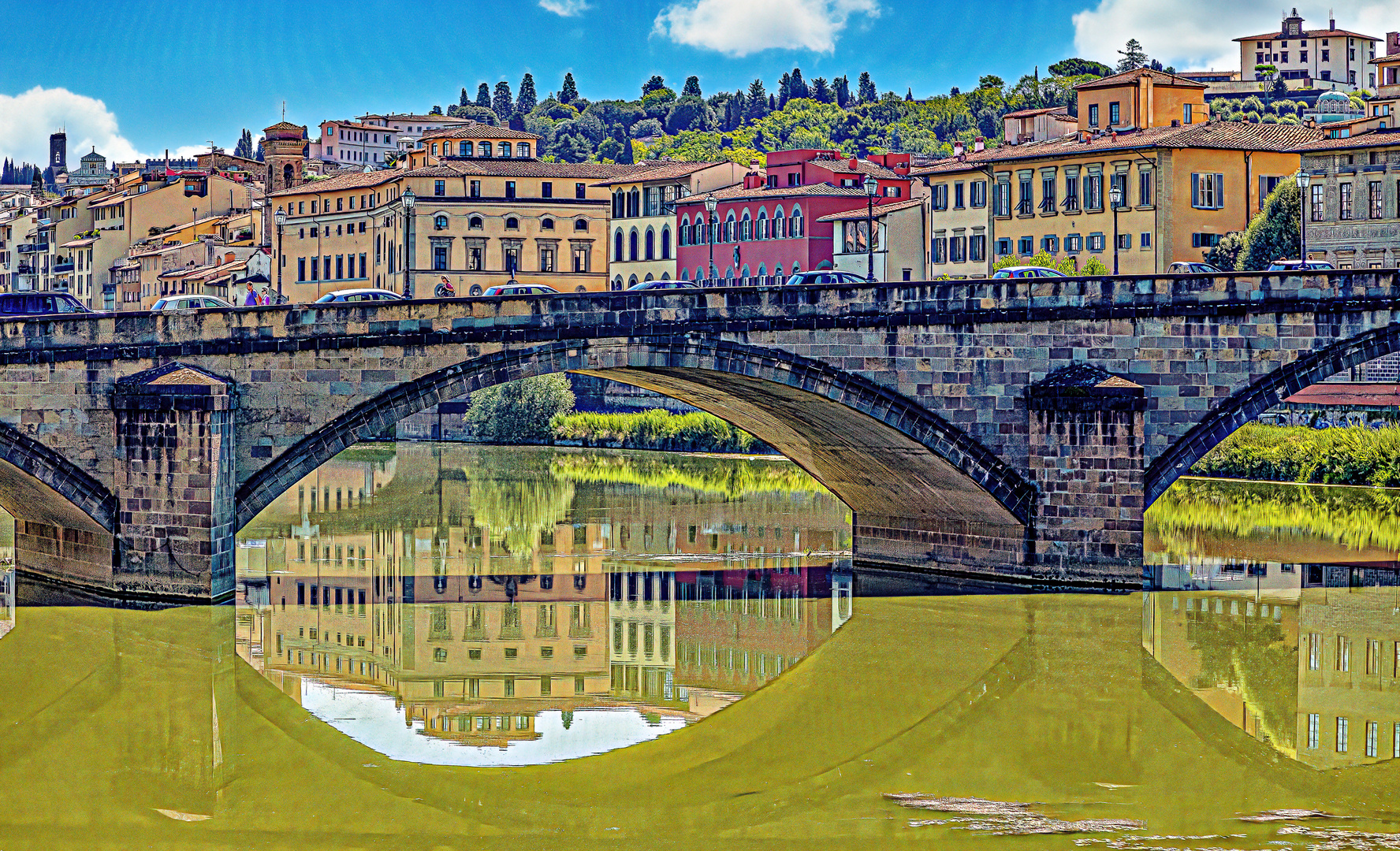 Brückenspiegelung unter südlicher Sonne