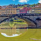 Brückenspiegelung unter südlicher Sonne