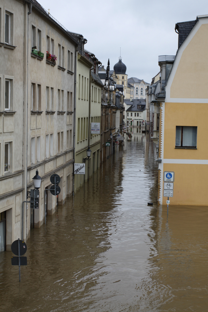 Brückenstraße als Wasserstraße - Greiz am frühen Morgen des 3. Juni 2013