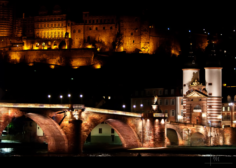 Brückentor Heidelberg bei Nacht