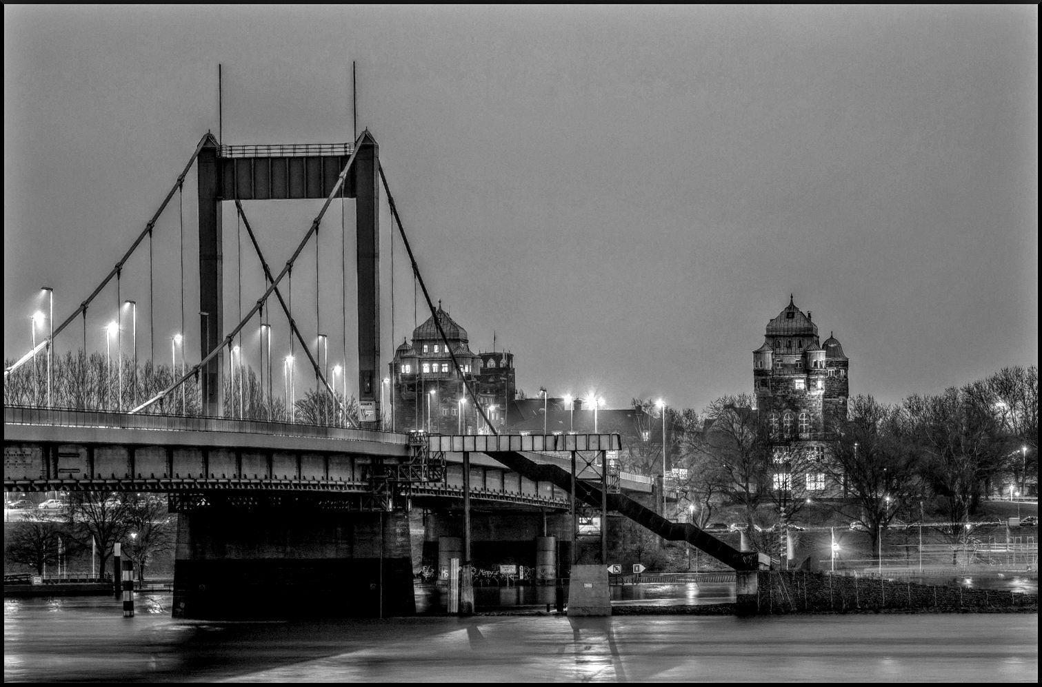 Brückentürme der Friedrich-Ebert- Brücke  HDR - in SW