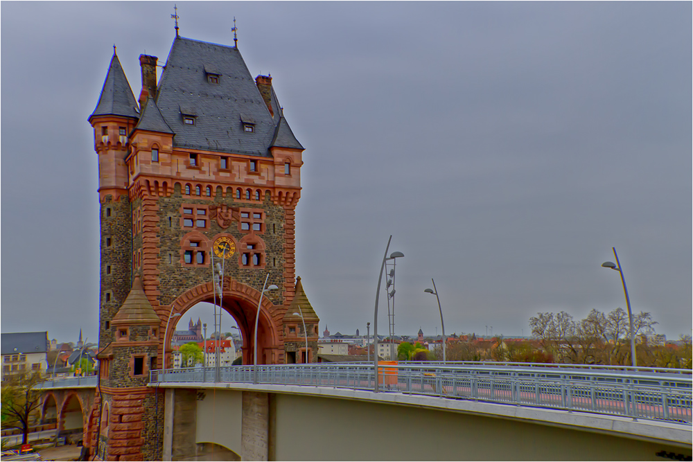 Brückenturm der Nibelungenbrücke